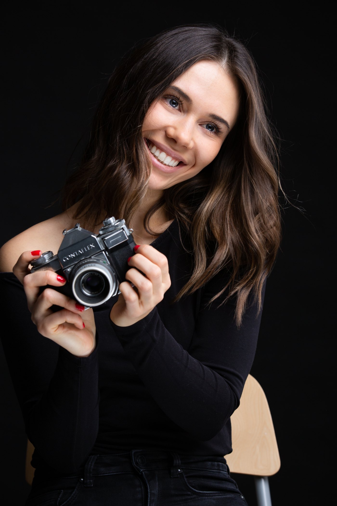 Marylin M&uuml;ller mit Kamera als Moderatorin, Reporterin und Storytellerin